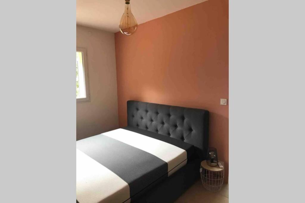 Logement Attenant A Une Villa T2 Avec Terrasse . Besse-sur-Issole Exterior foto